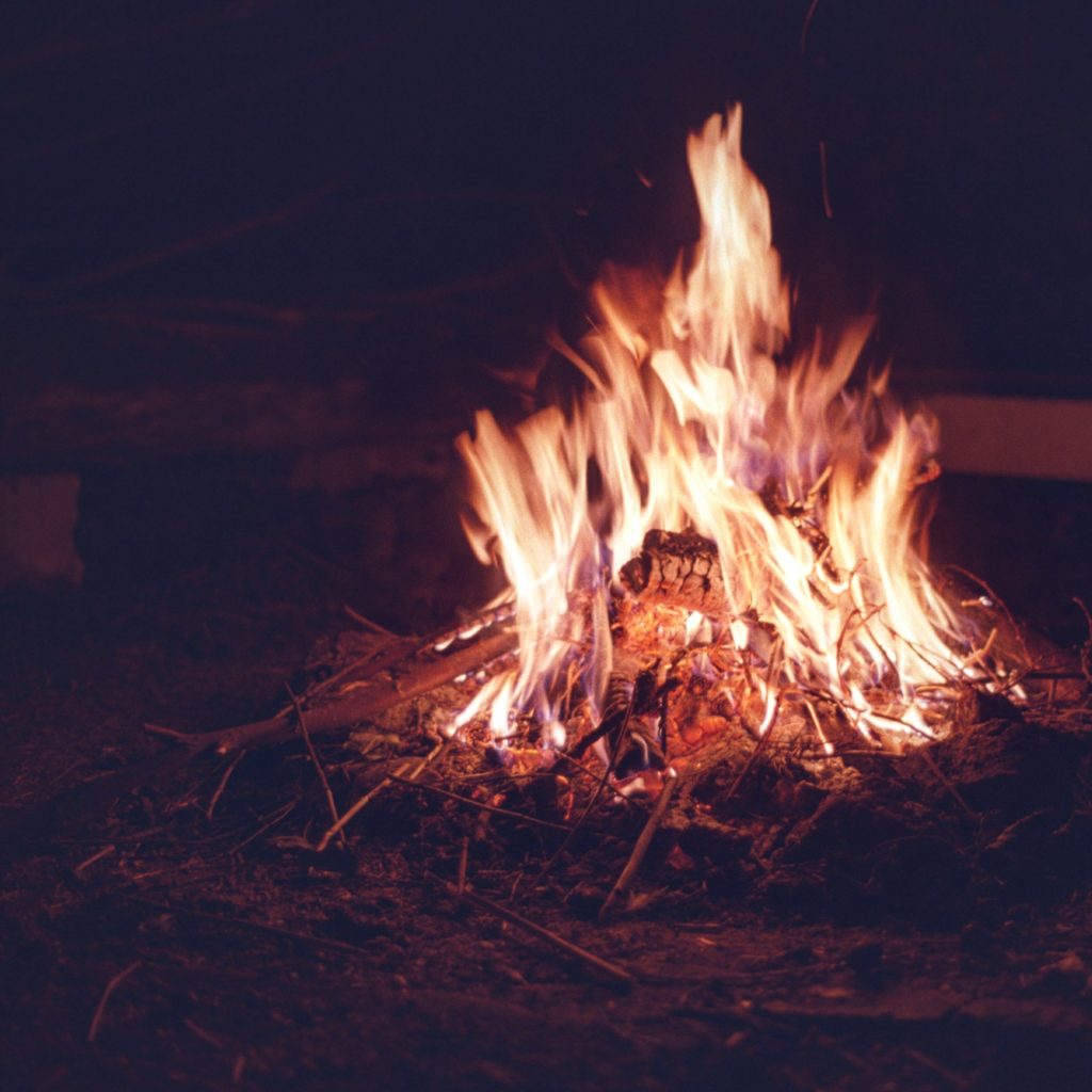 Lagerfeuer auf analogem Film fotografiert.