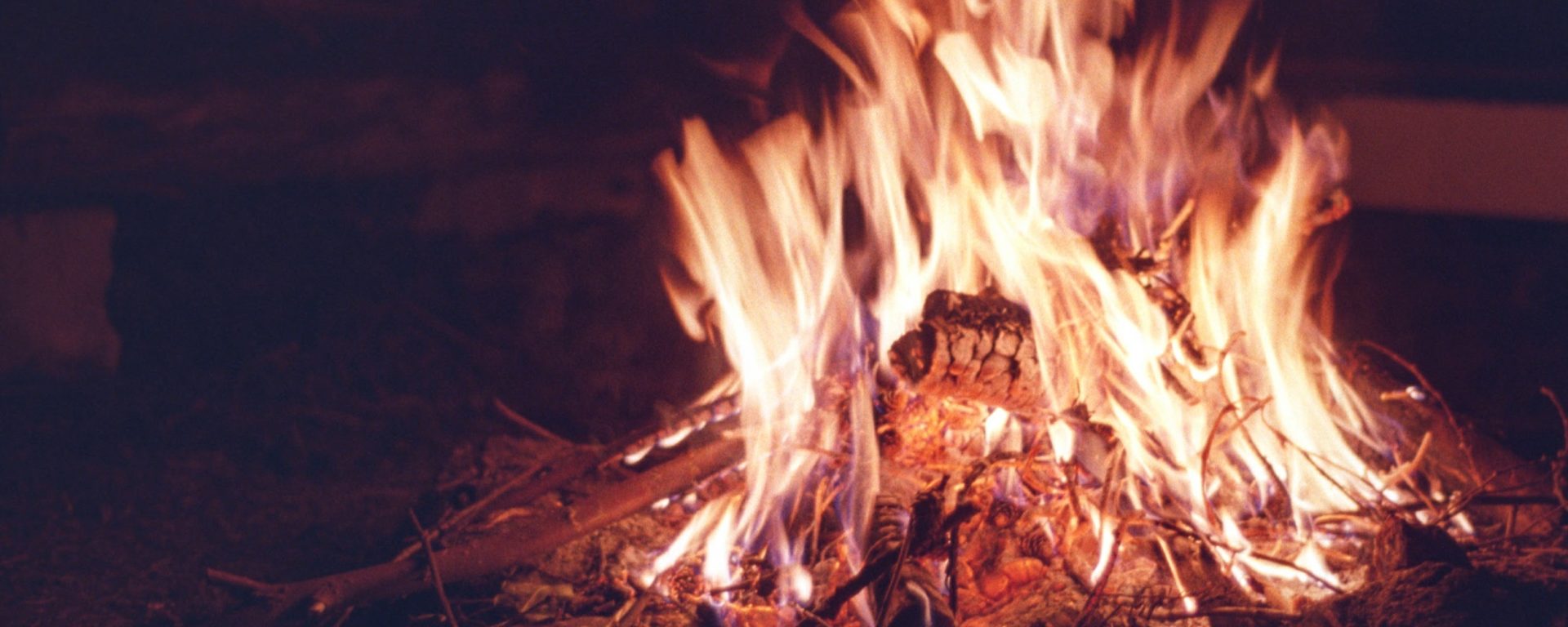Lagerfeuer auf analogem Film fotografiert.