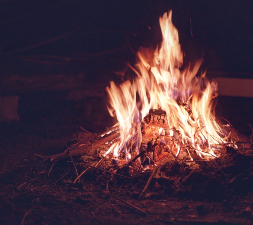 Lagerfeuer auf analogem Film fotografiert.