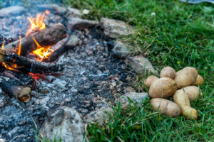 Lagerfeuer und Kartoffeln
