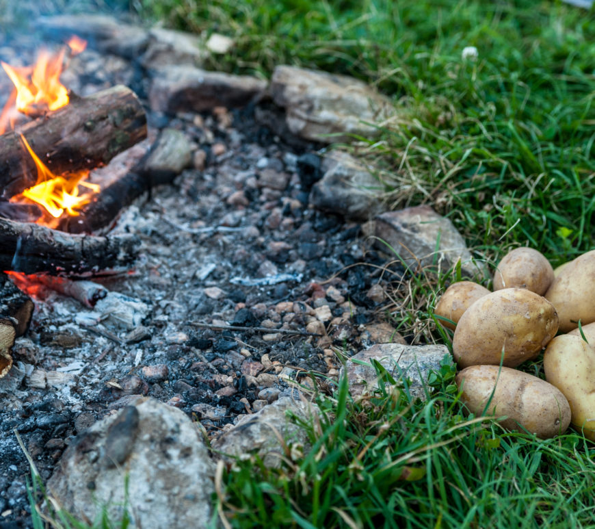 Lagerfeuer und Kartoffeln